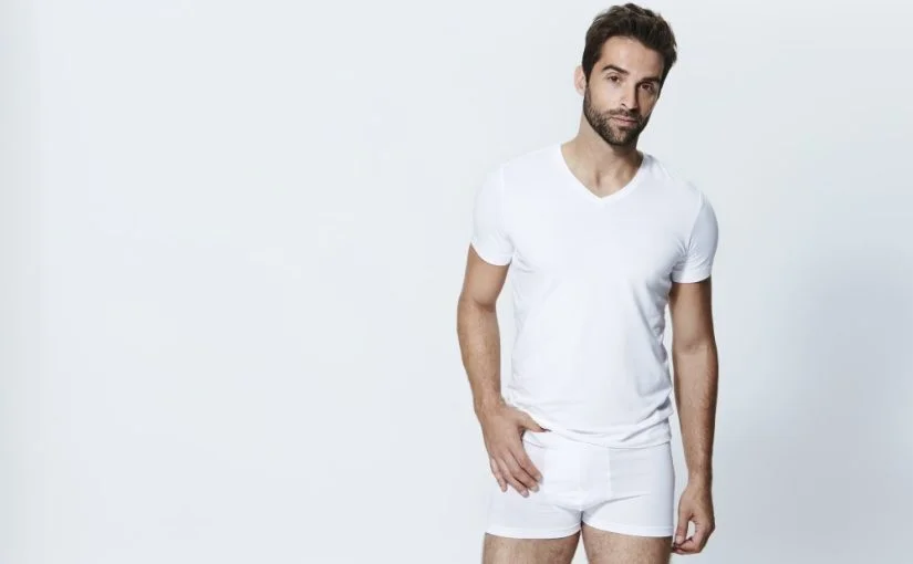 Mand i boxershorts og t-shirt